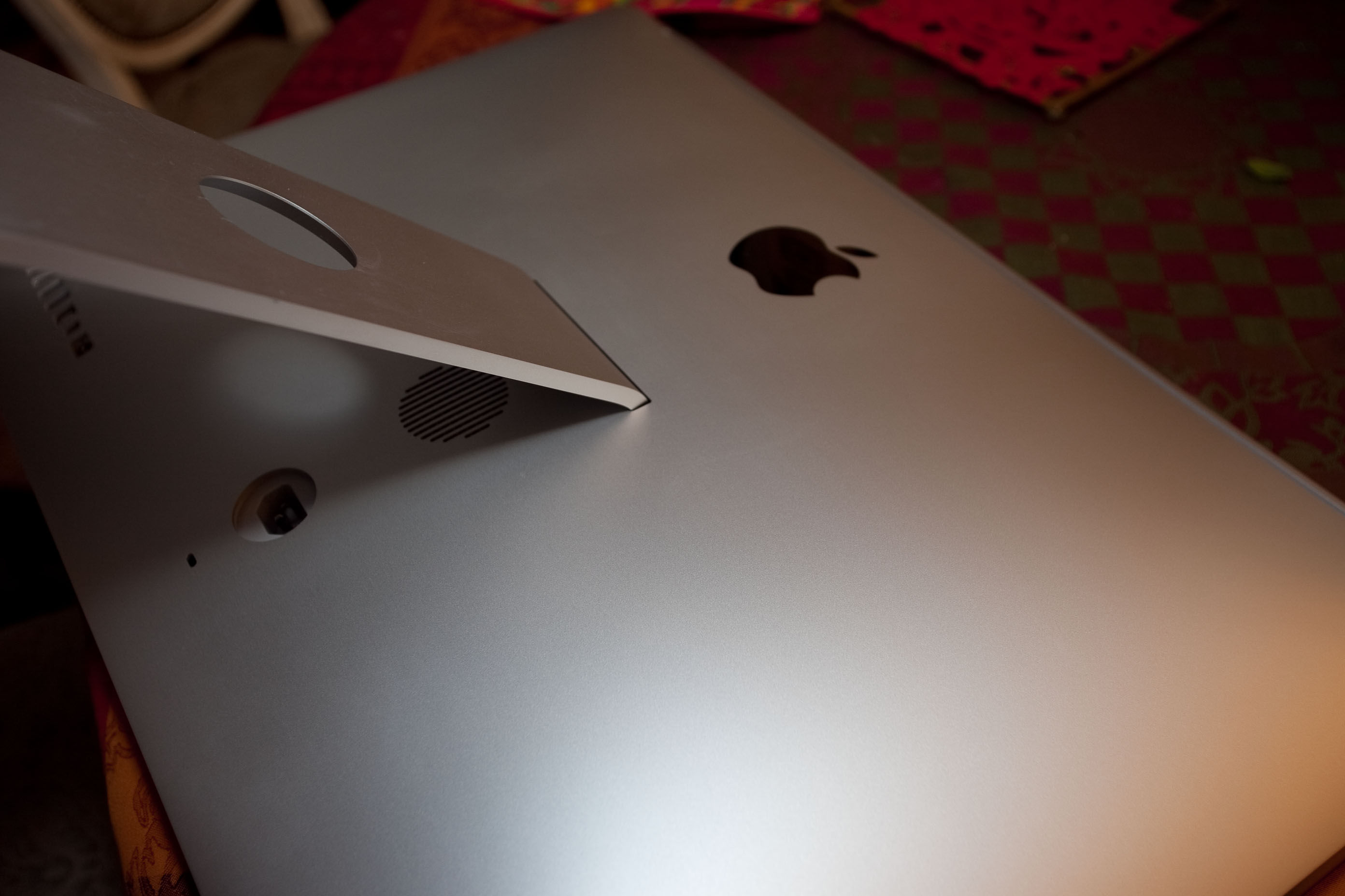 comment demonter le pied d'un imac